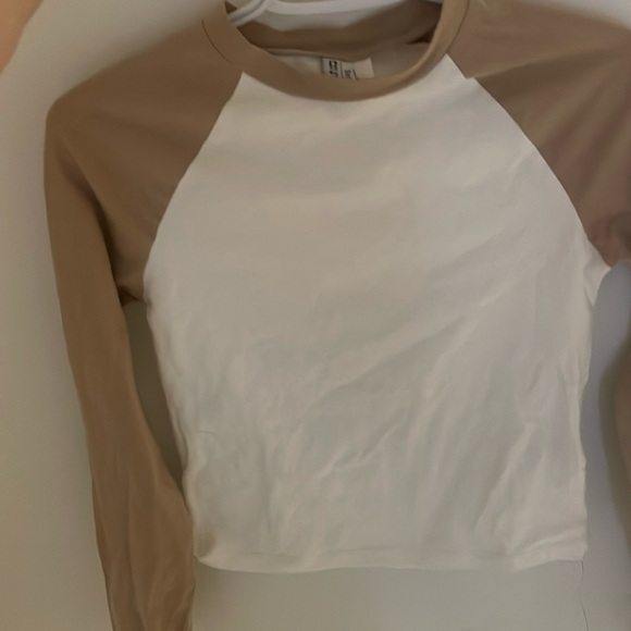 H&M divided brown/tan and white long sleeve sm - Picture 1 of 3